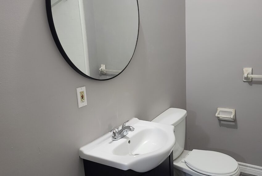 581 Cataraqui - unit 18 Main floor bathroom