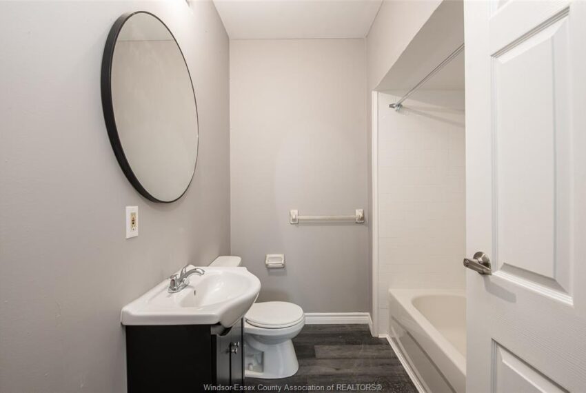581 Cataraqui -unit 18 bathrm