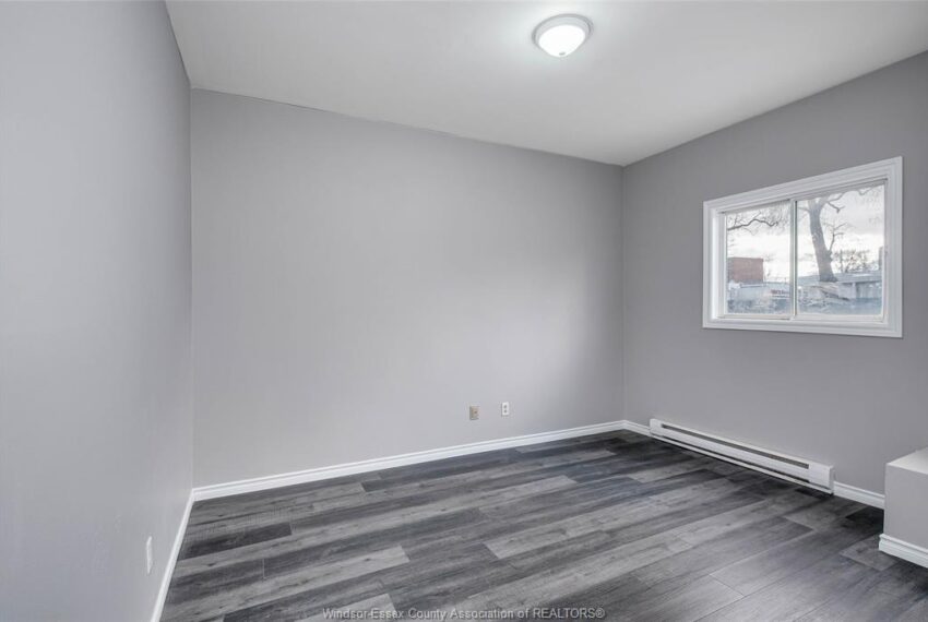 581 Cataraqui -unit 18 - bedroom